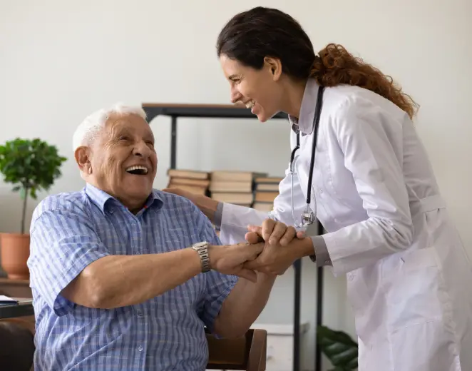 Pflegekraft nimmt sich Zeit für einen älteren Patienten