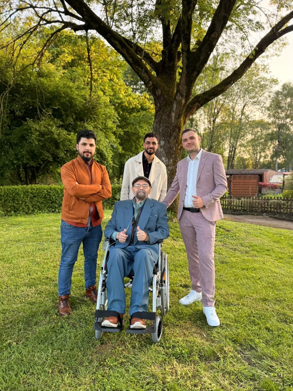 Team der Pflege Intensiv GmbH gemeinsam mit einem Patienten