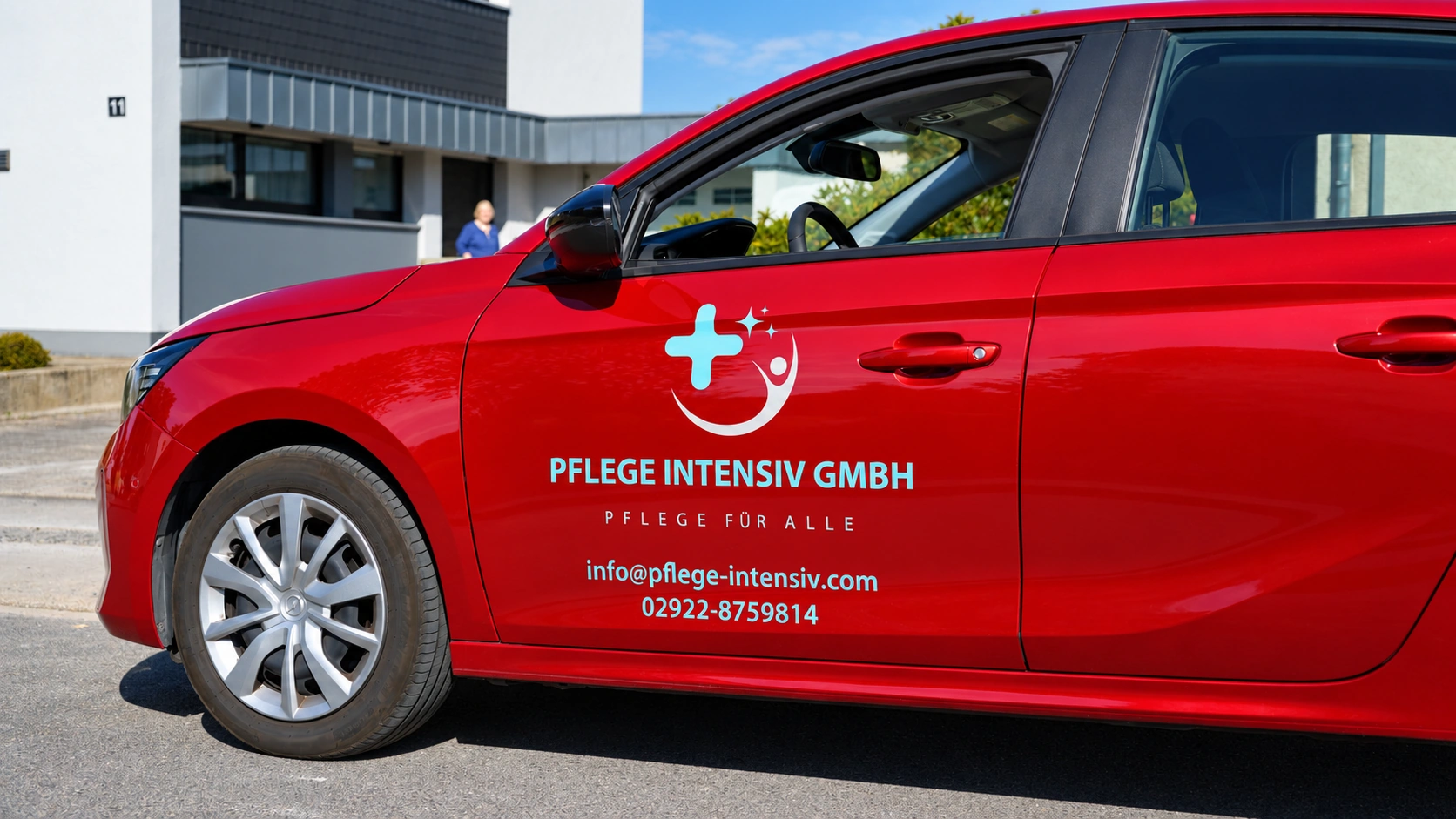 Roter Dienstwagen mit dem Logo der Pflege Intensiv GmbH