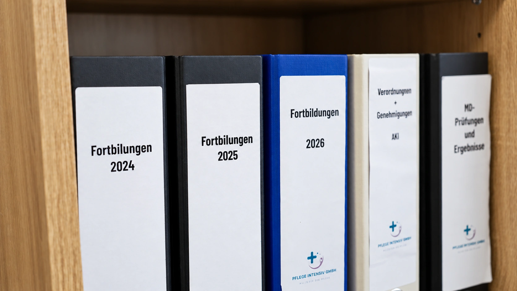Ordner mit den Fortbildungen der Jahre 2024 bis 2026 im Regal der Pflege Intensiv GmbH