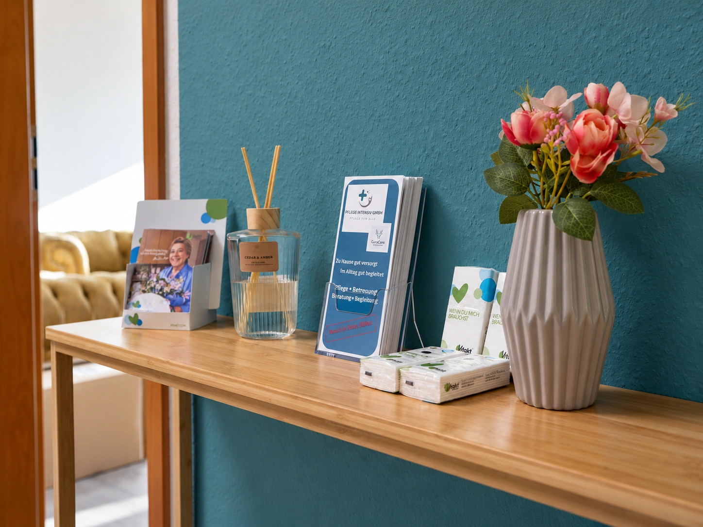 Ruhiger Flur mit Blumen und Informationsmaterial im Büro der Pflege Intensiv GmbH