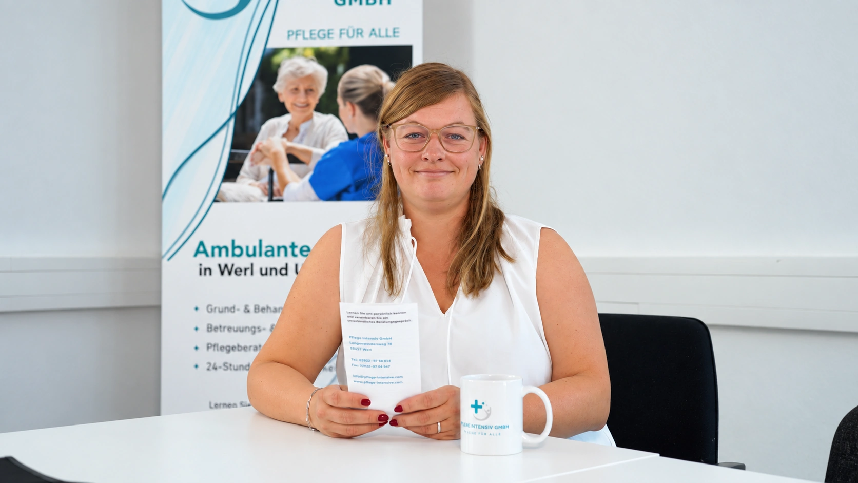 Mitarbeiterin oder Mitarbeiter der Pflege Intensiv GmbH am Besprechungstisch