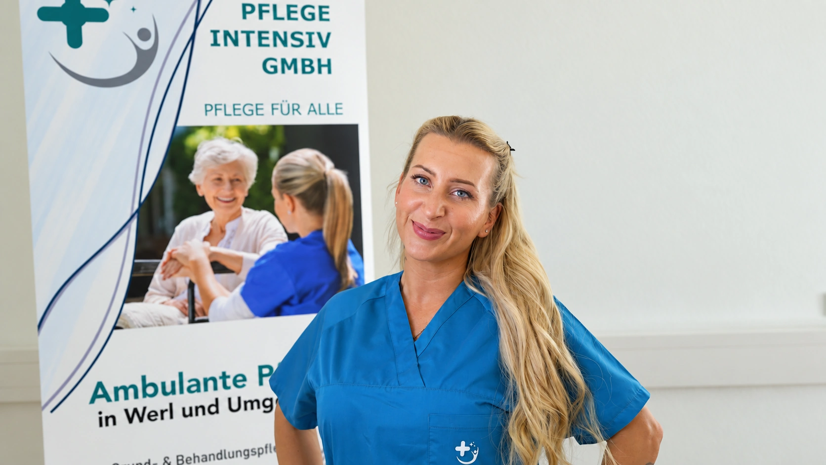 Mitarbeiterin oder Mitarbeiter der Pflege Intensiv GmbH am Besprechungstisch