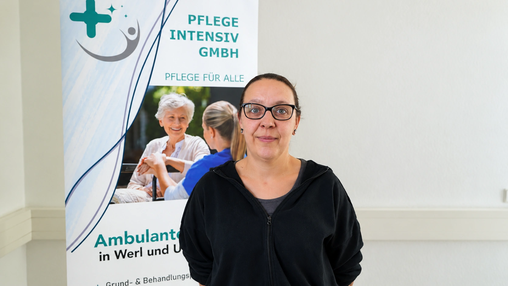 Mitarbeiterin oder Mitarbeiter der Pflege Intensiv GmbH am Besprechungstisch