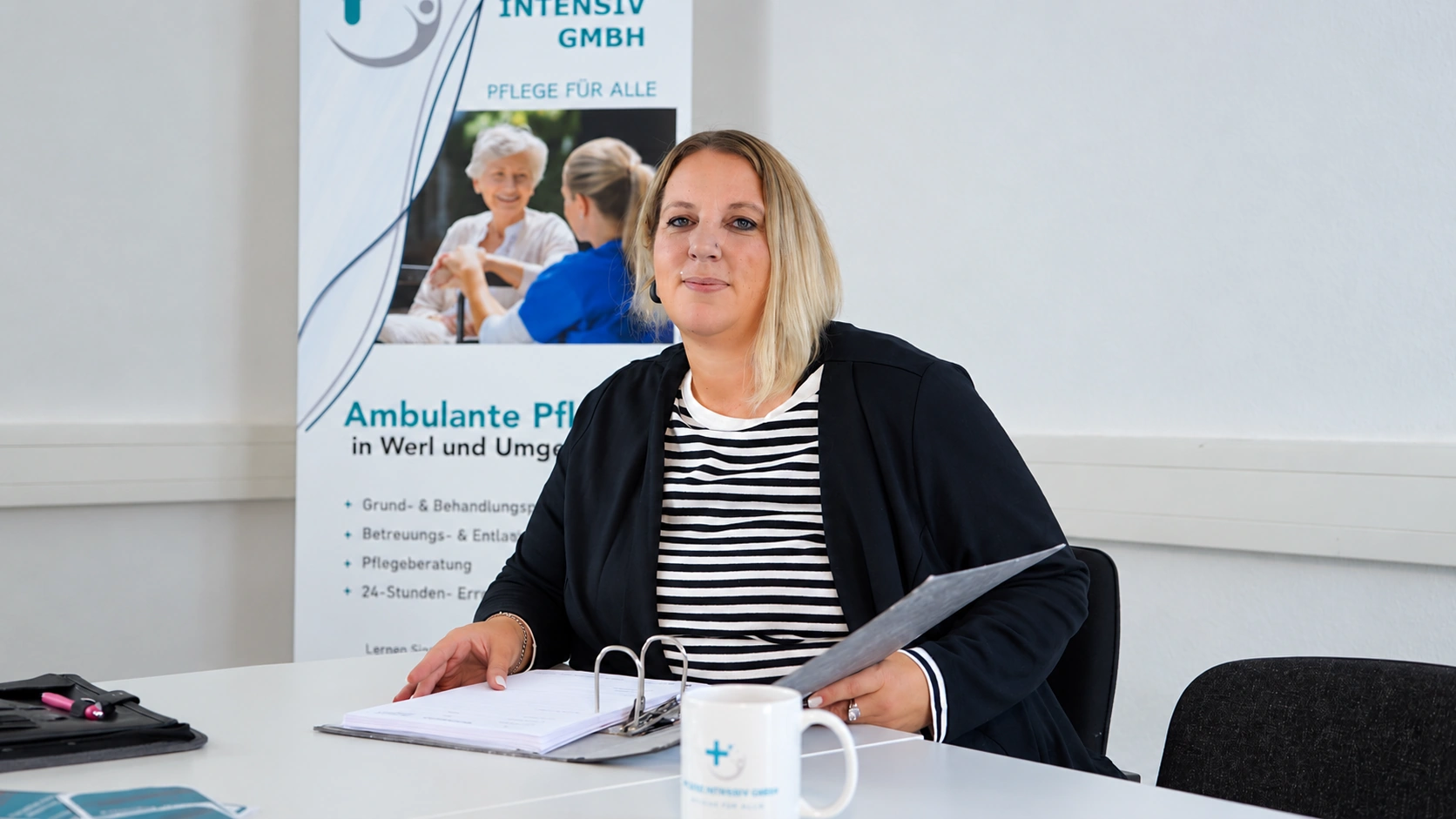 Mitarbeiterin oder Mitarbeiter der Pflege Intensiv GmbH am Besprechungstisch