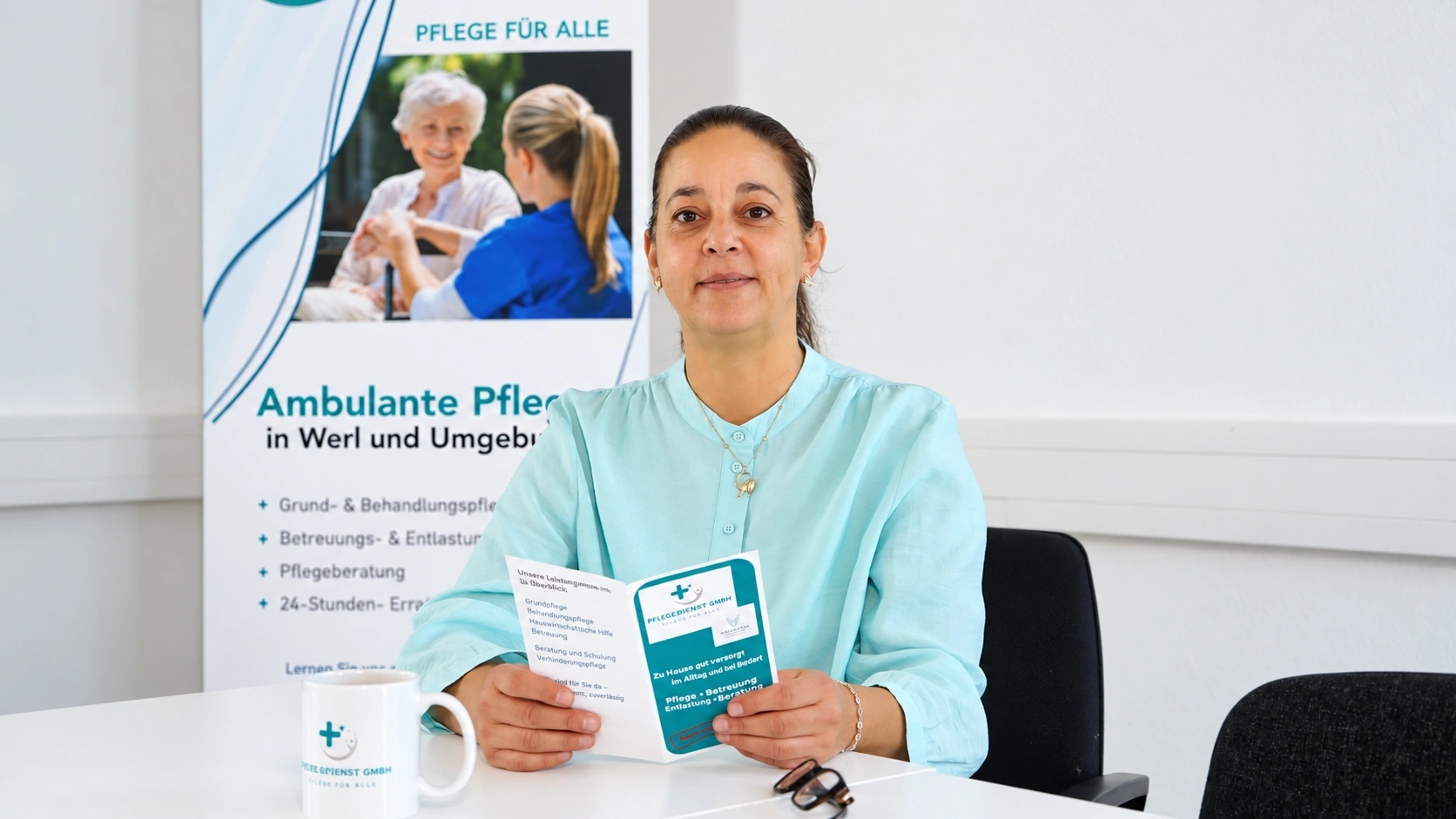 Mitarbeiterin oder Mitarbeiter der Pflege Intensiv GmbH am Besprechungstisch
