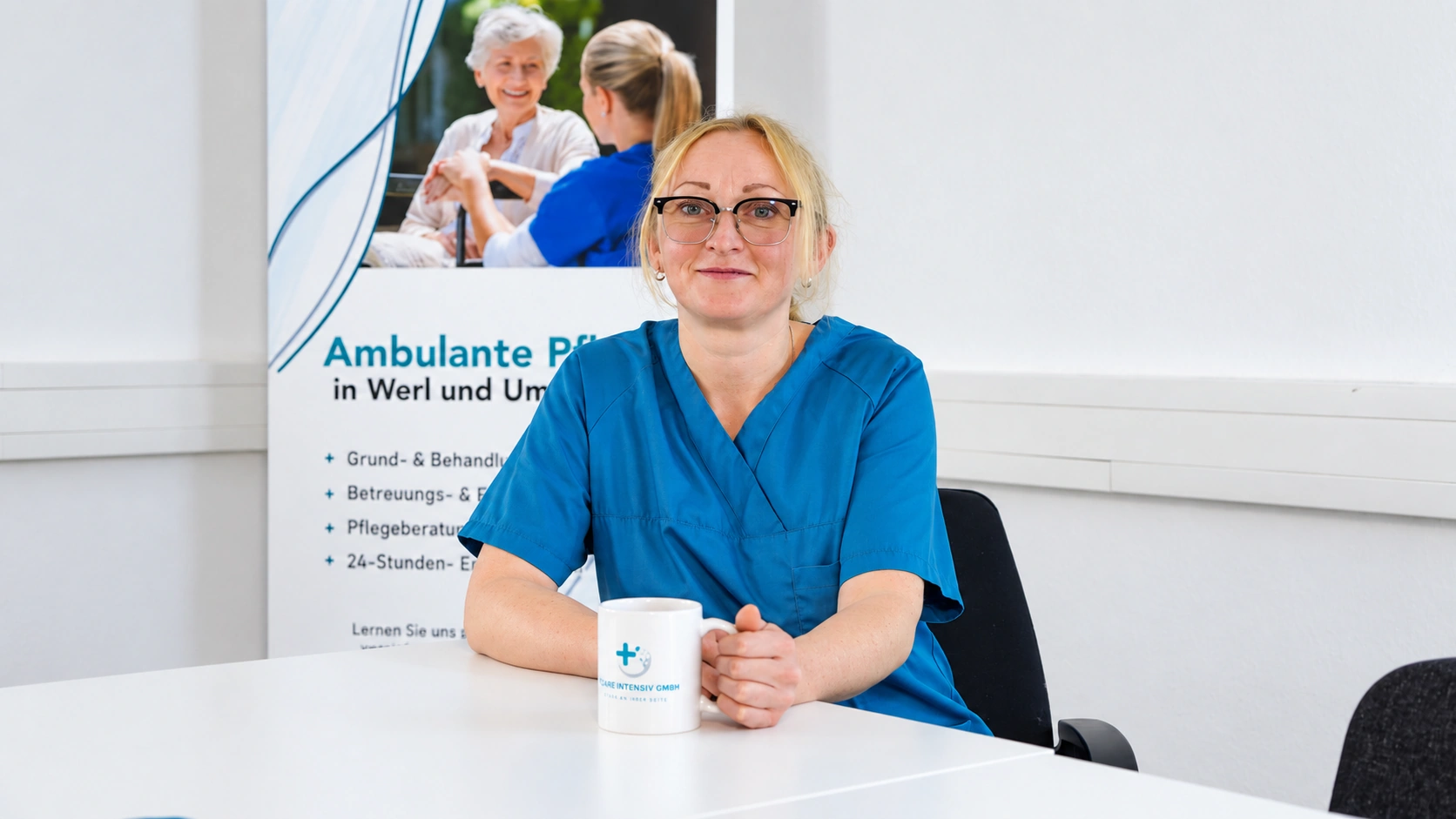 Mitarbeiterin oder Mitarbeiter der Pflege Intensiv GmbH am Besprechungstisch